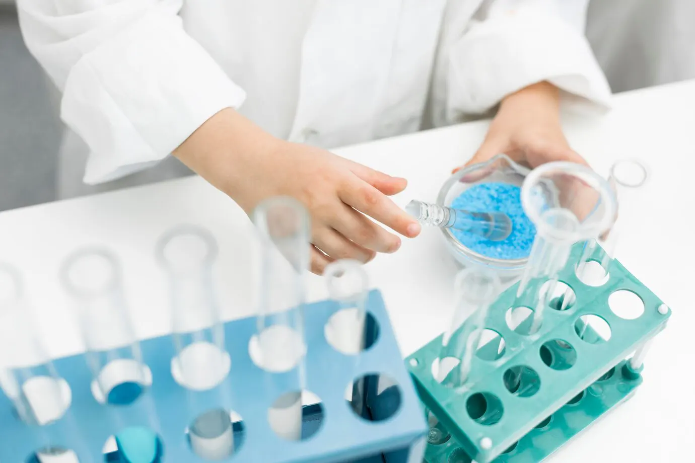 quimico en panta quimica trabajando con probetas